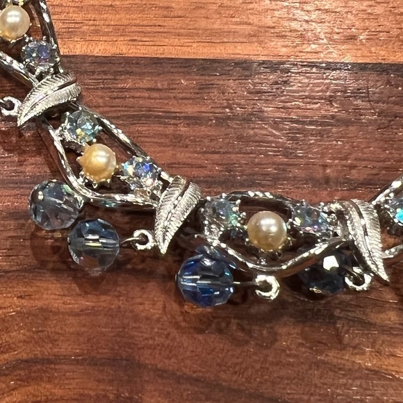 Aurora Borealis rhinestones dangle and faux pearls gold tone metal set choker. - Picture 3 of 5